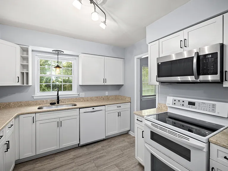 328 Plymouth Ave — Photo 14
