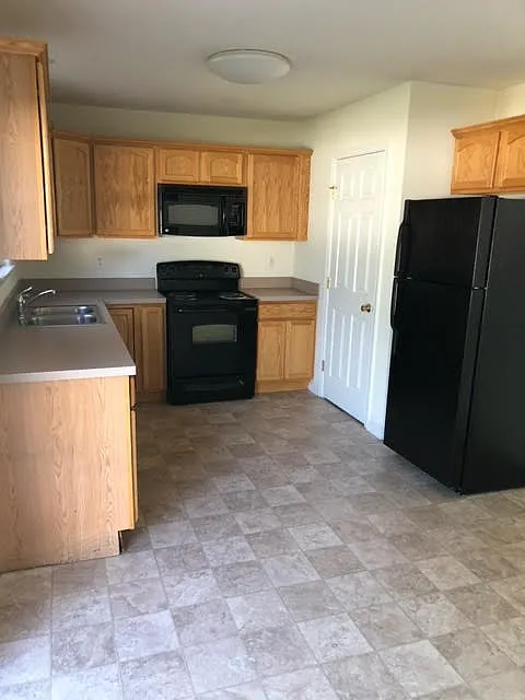 3 bed, 2.5 bath, 1352 sqft, $1,750 — Photo 2