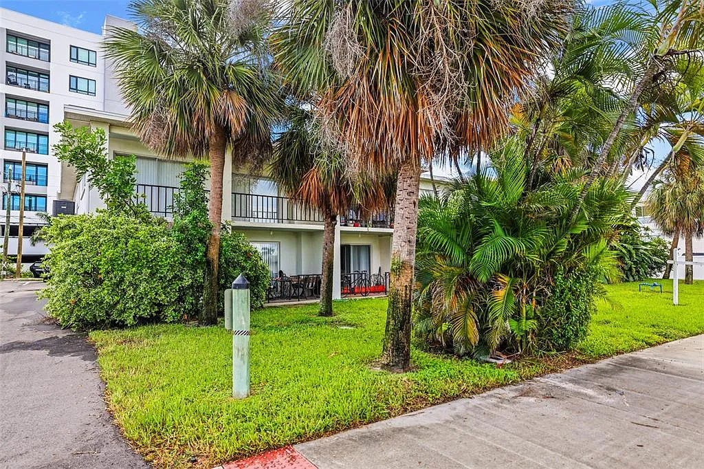 2 bed, 2.0 bath, 1000 sqft, $2,200 — Photo 2