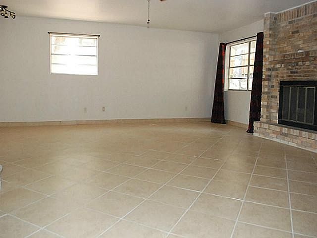 2nd image of 806 Live Oak Ln