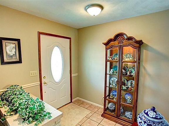3rd image of 925 Terry Dr