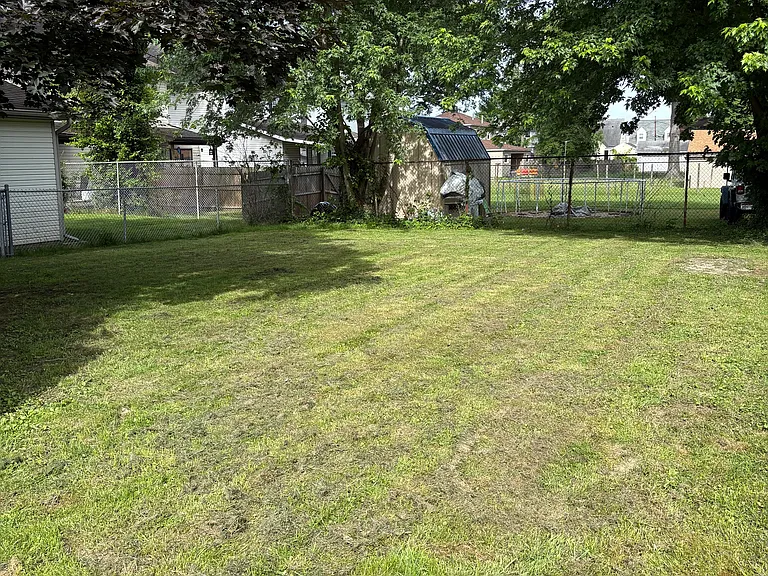 2405 Vaughan Ave — Photo 2
