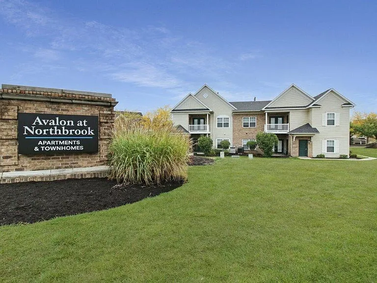 Avalon at Northbrook Apartments and Townhomes — Photo 23