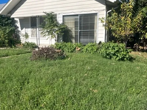 401 Nelson St, Yoakum, TX 77995