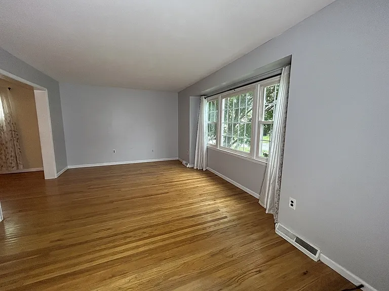 217 Vassar Dr — Photo 9