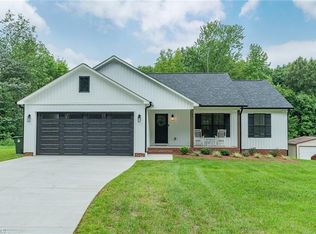 32 Ranchor Dr, Thomasville, NC 27360