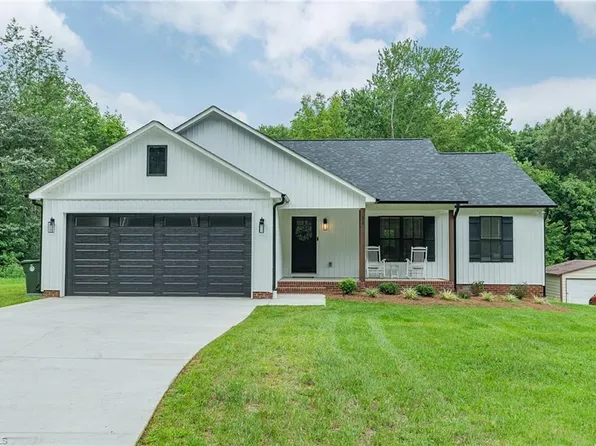 32 Ranchor Dr, Thomasville, NC 27360