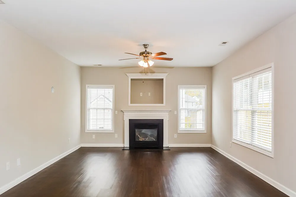 4 bed, 2.5 bath, 2241 sqft, $2,160 — Photo 4