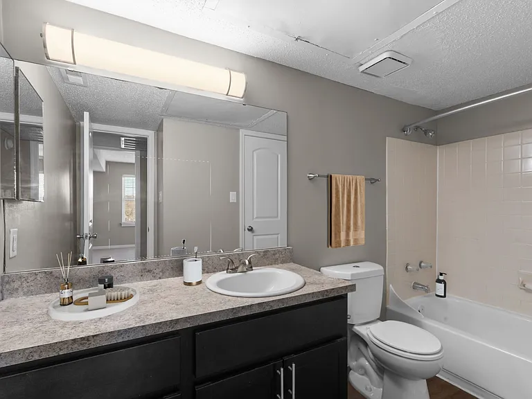 The Bishop (Renovated) - 1 Bed / 1 Bath - 793-837 Sq.Ft.