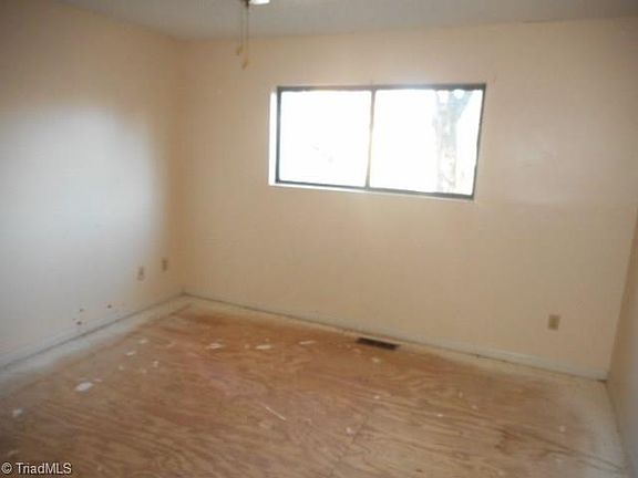 4th image of 307 B Village Ln