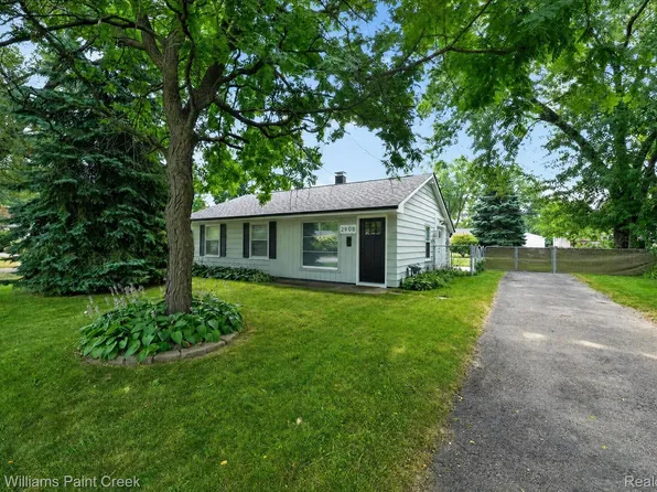 2908 Edna Jane Dr, Auburn Hills, MI 48326