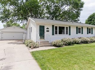 126 31st St NW, Cedar Rapids, IA 52405