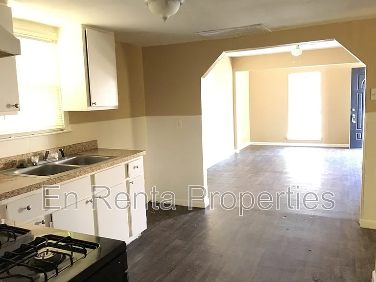 2903 Weber St — Photo 4