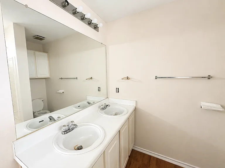200 Meadow Park Dr — Photo 8