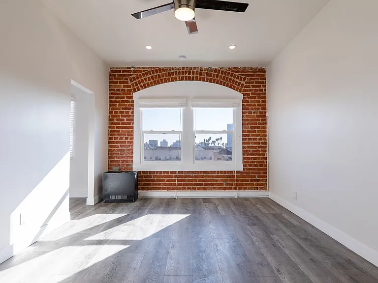 Cozy & Contemporary Studio in Koreatown — Photo 18