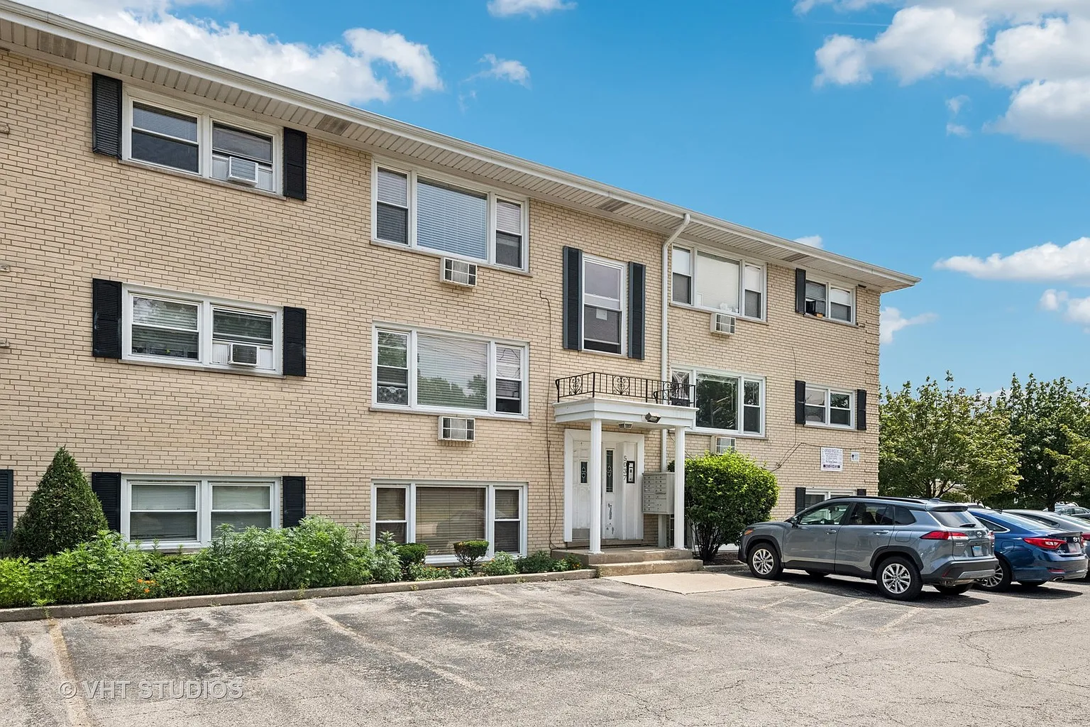 5037 N East River Rd APT 2B photo 1