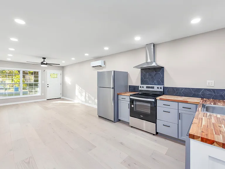 135 W Grand Ave #B — Photo 7