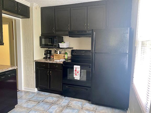 4th image of 683 Seymour Dr