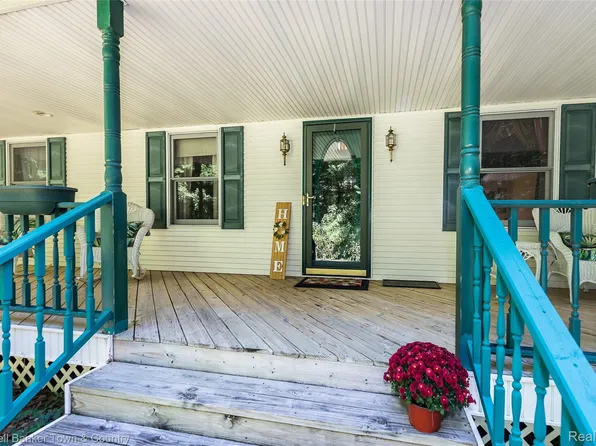 11527 McGregor Rd, Pinckney, MI 48169