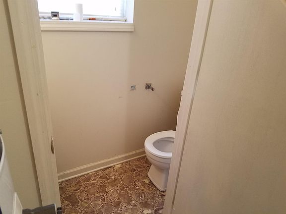 3rd image of 945 Greenwood Ct