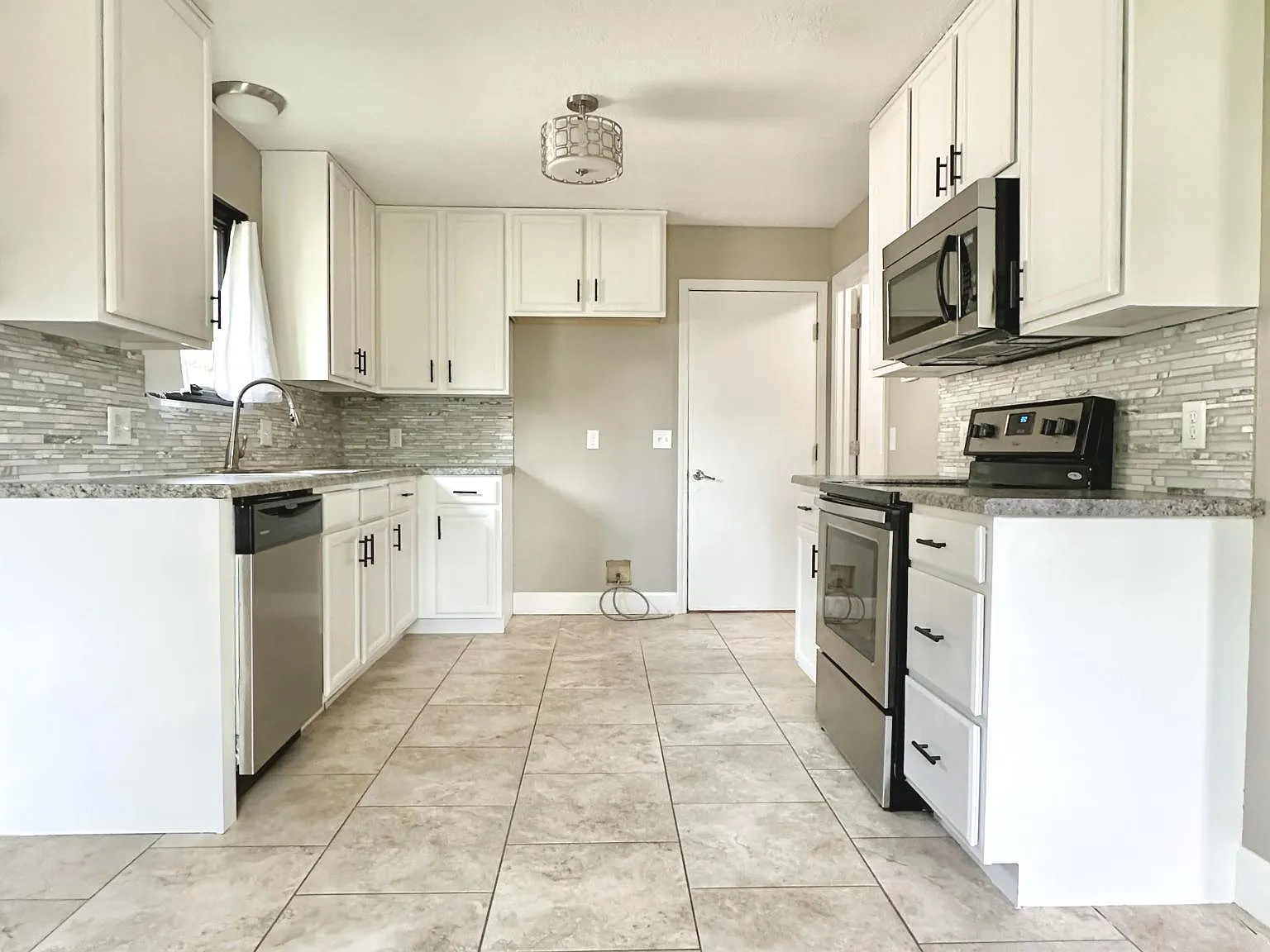 3 bed, 1270 sqft, $1,795 — Photo 3