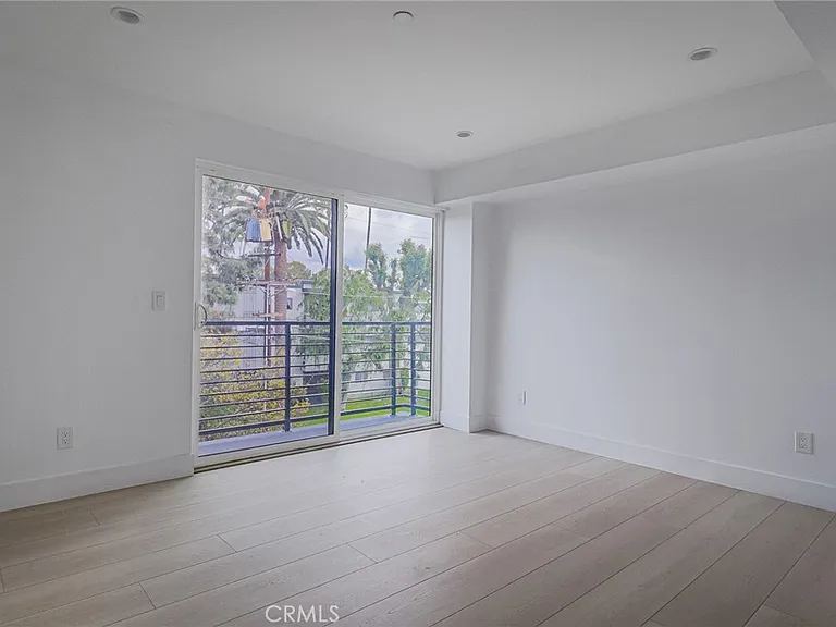 11814 Gilmore St — Photo 21