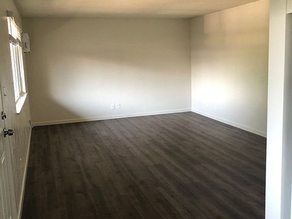 4th image of 725 Bennett Ave #11