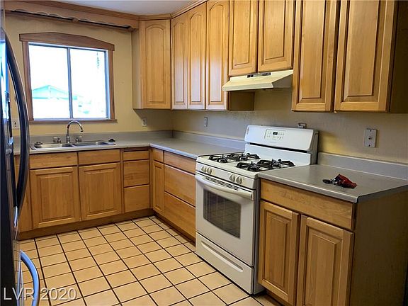 4th image of 418 Chateau Dr