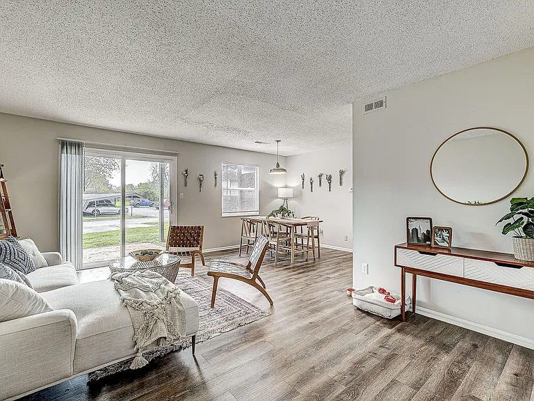 Stonehedge Apartments — Photo 4