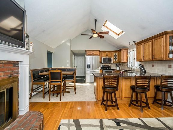 5th image of 80 Maura Dr