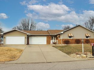 27 Harvester Rd, Canton, IL 61520