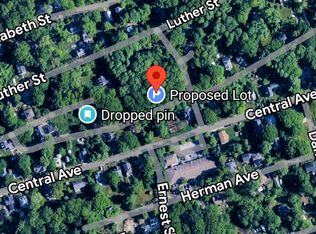 38 Ledgewood St, Peaks Island, ME 04108