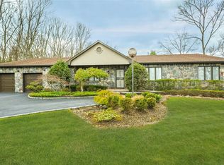 1 Cedar Ridge Ln, Dix Hills, NY 11746