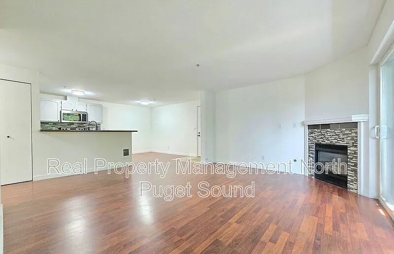 2 bed, 2.0 bath, 921 sqft, $1,895 — Photo 3