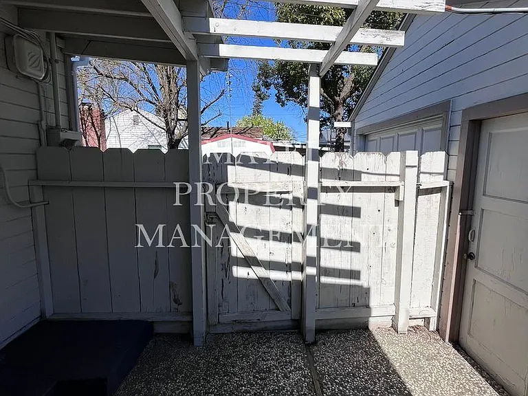 548 Esgar Ave — Photo 17