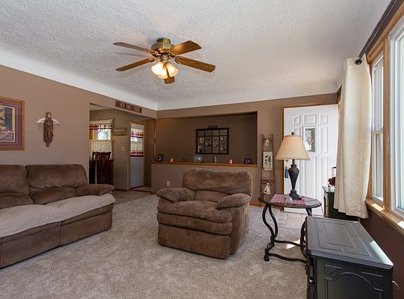 3rd image of 105 Valley Dr
