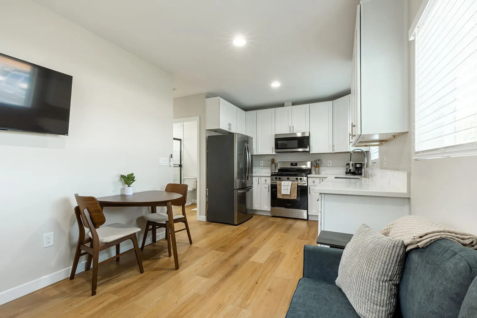 1 bed, 1.0 bath, $4,176 — Photo 2