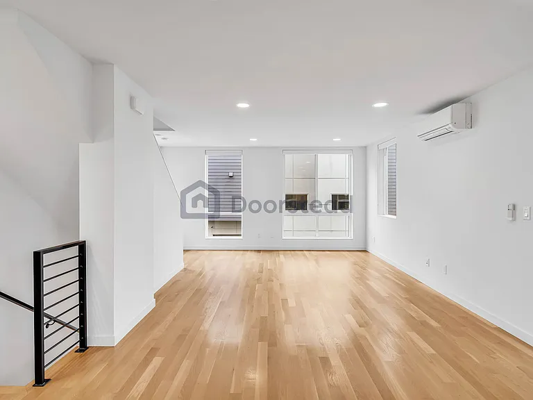 4226 Evanston Ave N — Photo 7