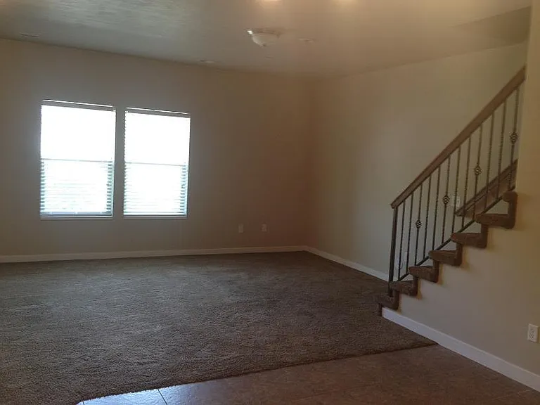828 E Stratford Ave — Photo 3