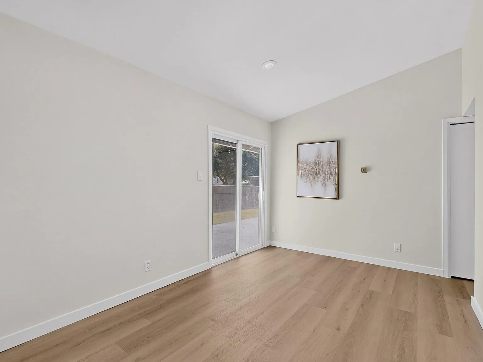 3 bed, 1.5 bath, 1014 sqft, $1,895 — Photo 3