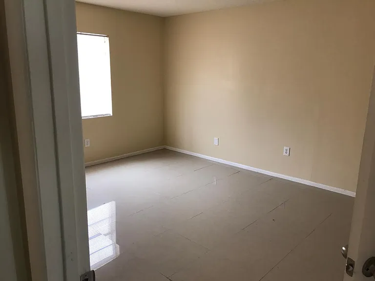 7210 N Manhattan Ave #913 — Photo 4