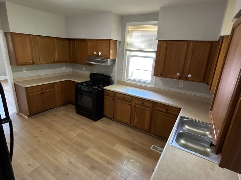 1610 Purdue Ave — Photo 4