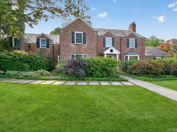 2 Saint Marks Pl, Cold Spring Harbor, NY 11724