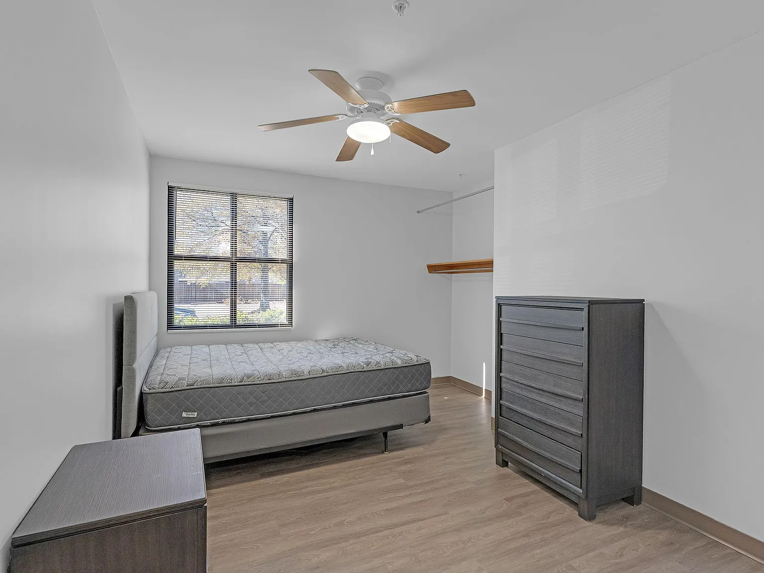 4 bed, 2.0 bath, 2300 sqft, $888 — Photo 2