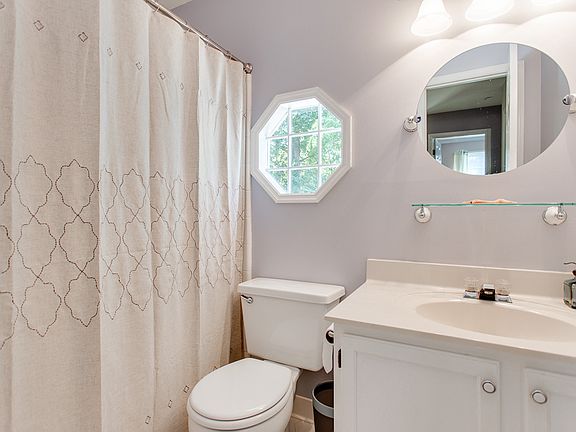 4th image of 2572 Hollycreek Dr NE