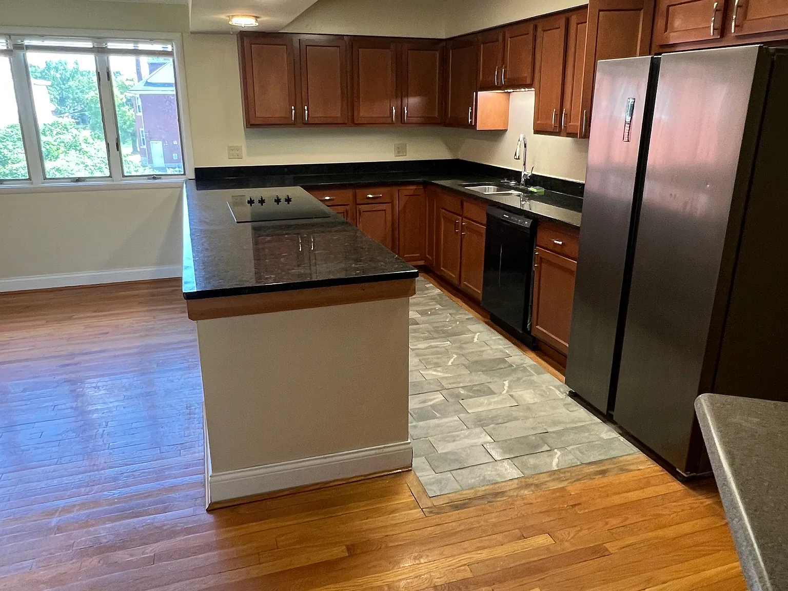 950 Burton Ave — Photo 2