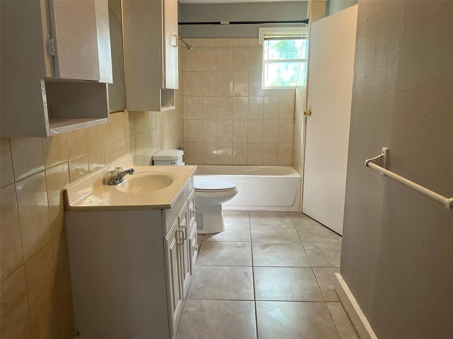 5 bed, 2.5 bath, 2008 sqft, $1,800 — Photo 4
