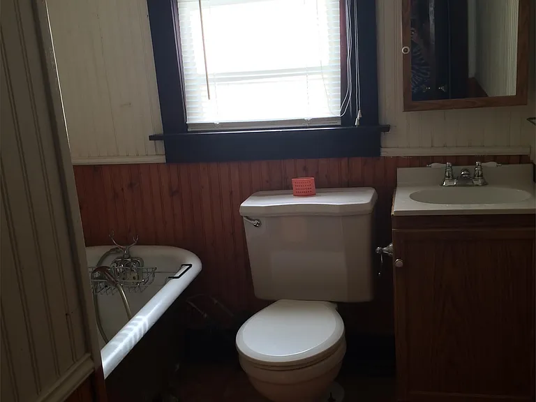 208 Lindale Ave — Photo 2