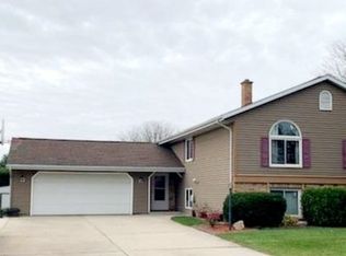 2828 Manchester Dr, Janesville, WI 53545