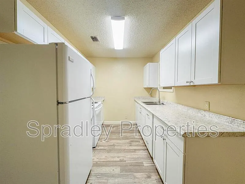 2 bed, 1.0 bath, 1026 sqft, $1,095 — Photo 3